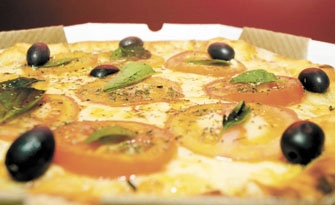 Pizzas com bordas recheadas em 56 sabores diferentes